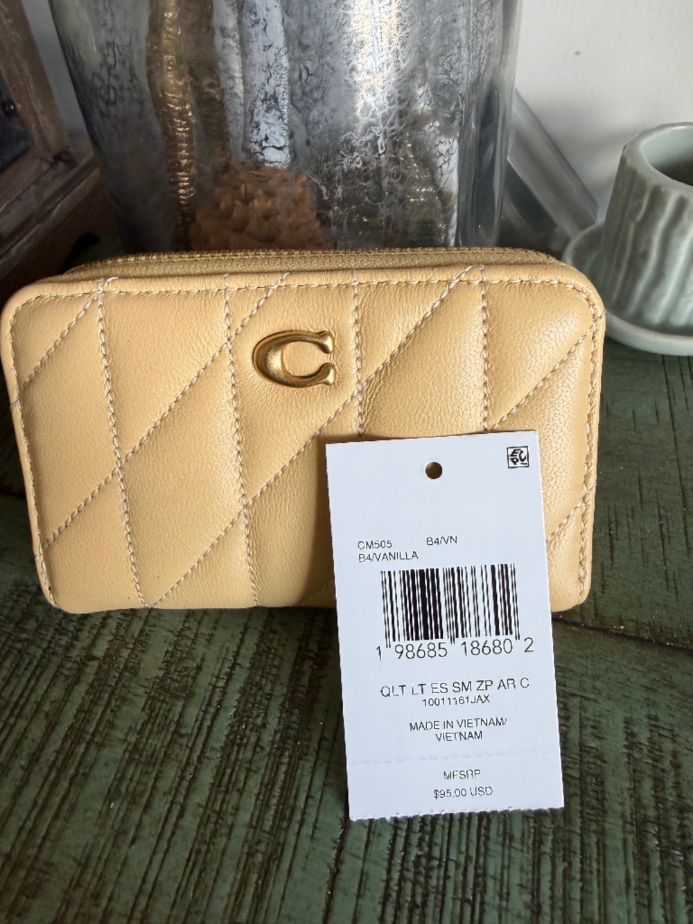 Coach Essential Small Zip Around Card Case With Pillow Quilting - Vanilla